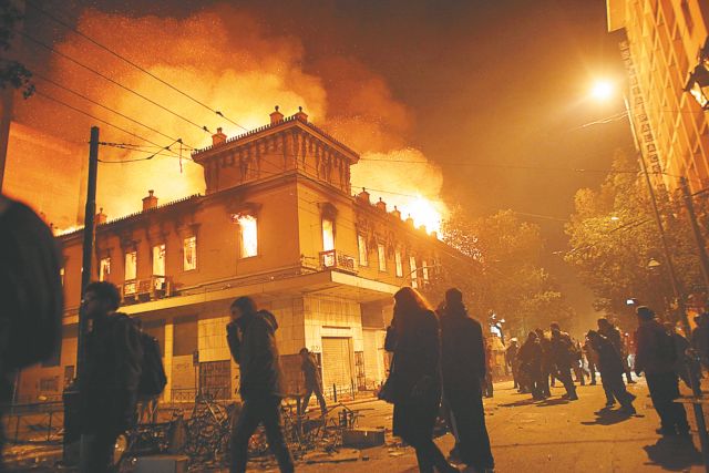 Σωρεία κακουργημάτων εις βάρος 28 ατόμων για τα επεισόδια του Φεβρουαρίου στο Κέντρο